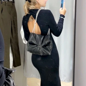 Väska!  - Stor rymlig väska från hm! Väldigt fint skick då den knappast är använd, den går att ha både hängande på axeln men också krossad över axeln! Fin på båda sätt 🌞🌞🌞 köparen står för frakt! 