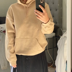 Beige hoodie  - Köptes från H&M för ca 2 år sedan men sällan använd så tröjan är i mycket bra skick! Den första bilden visar rätt färg då ljuset från kameran gjort den andra bilden ljusare ☺️ 
