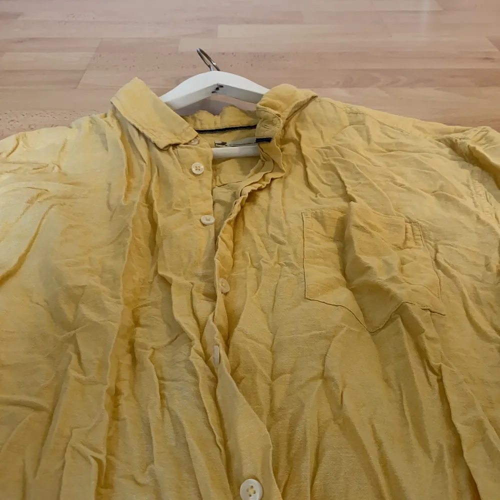 Säljer gul oversized skjorta! Ser möjligen ej tilltalande ut men efter en strykning sitter den fint och passar utmärkt till sommaroutfiten!. Skjortor.