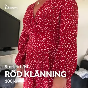 Röd Klänning med hjärtan, aldrig använd för den är för liten, liten i storleken så sitter som en L, dragkedja i ryggen och band som man kan knyta både fram eller bak.  