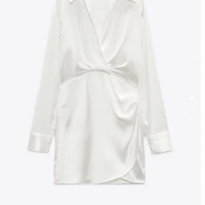 Zara satin klänning s  - Satin klänning från zara i st s, helt oanvänd oxh lappen sitter kvar. 