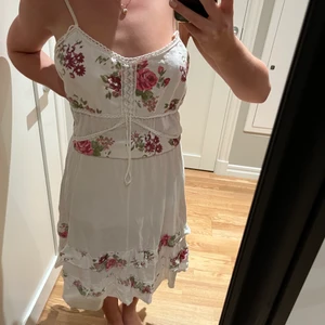 Klänning - En jättefinklänning från Mango som passar jättebra tillsammans med en stickad tröja över eller att bara ha!!