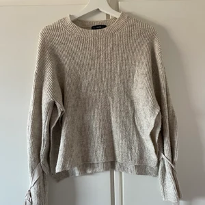 Tröja  - Stickad tröja från chiquelle. Väldigt fin detalj vid armarna. Säljs då den inte används längre. I bra skick! passar storlek xs-m. 
