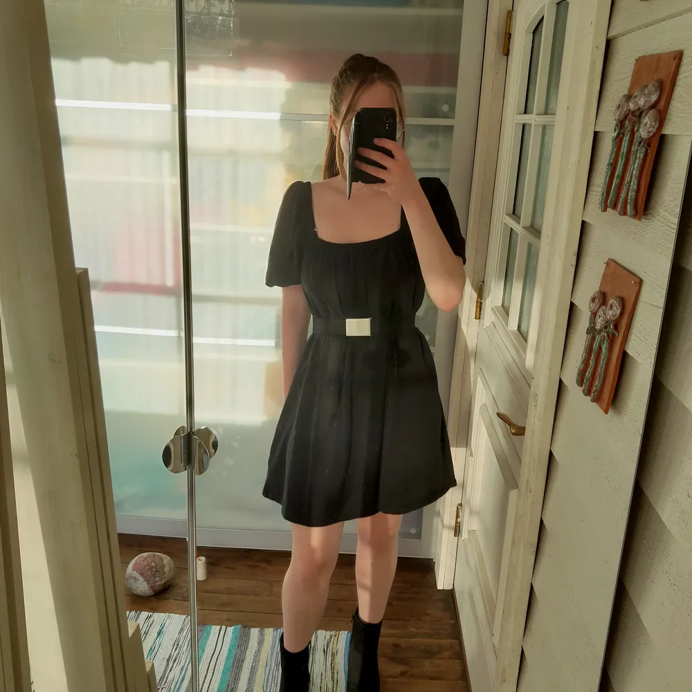 Puffig svart klänningen som är skön att ha på sommaren, både hemma och för att gå ut i.  Har i andra bilden stylat klänning med ett skärp och den blir riktigt snygg så ;) Plagget är i storlek M men funkar för mig som är en S  Öppen till att diskutera pris. Klänningar.