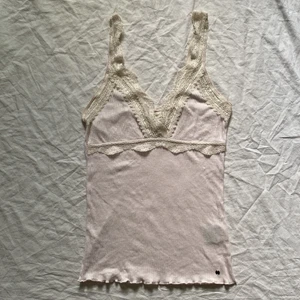 Vintage y2k linne  - KÖP DIREKT FÖR 150 + frakt. super fint vintage linne från ralph lauren. Färgen plockas inte upp så bra av kameran men de är Ljusrosa med vit/ljusrosa spets. Justerbara axelband. ANVÄND EJ KÖP DIREKT TACK! Köparen står för frakt. 💕