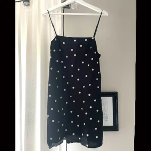 Klänning  - Säljer denna klänning i strl 38💕