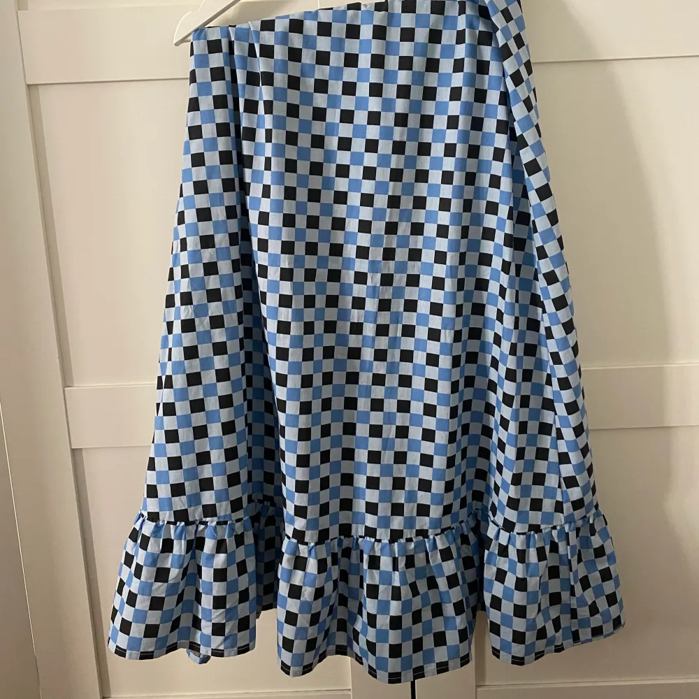En superfin volangkjol från Emelie Malous kollektion för NA-KD. Kjolen är i storlek 38 men skulle även funka som en lågmidjad kjol på en mindre storlek. Sparsamt använd! 💞. Hameet.
