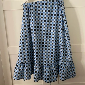 Volangkjol från NA-KD - En superfin volangkjol från Emelie Malous kollektion för NA-KD. Kjolen är i storlek 38 men skulle även funka som en lågmidjad kjol på en mindre storlek. Sparsamt använd! 💞