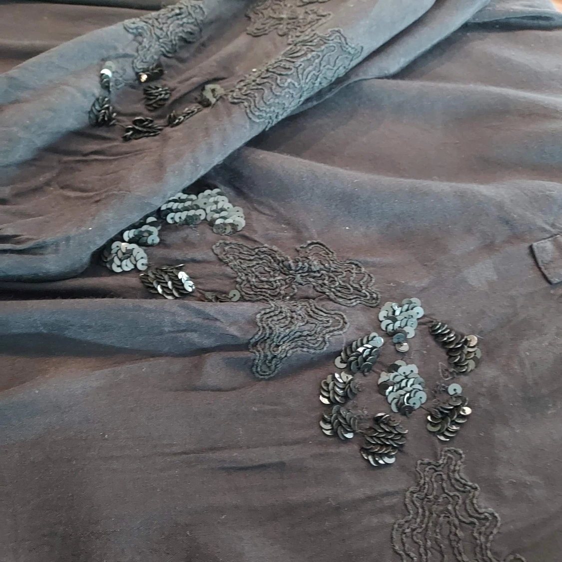 Blus med en ficka och paljetter - 91