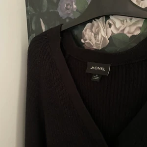 Kofta  - En svart jättesöt kofta från monki i storlek M. 50 kr + frakt💕