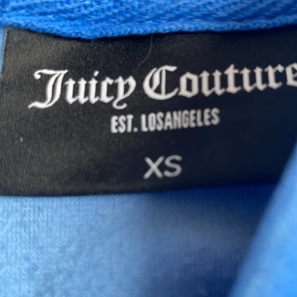 Blå juicy couture kofta som jag sparsamt använd men tyvärr är tvungen att sälja kom privat vid intresse eller bättre bilder. Tröjor & Koftor.
