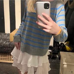 Jätte snygg tröja från Zara i storlek S💕Endast testad så i nyskick! Kan mötas i Stockholm annars står köpare för frakt, lånade bilder men skriv för egna🫶