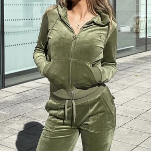 Juicy couture set - Helt nytt set från juicy kvar i påsen!  Färg: Moss tone, Stl xs byxor, Stl s tröja. Säljer då det var lite fel storlek!❣️ Lånade bilder!