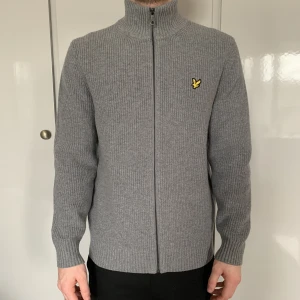 Lyle & Scott-tröja  - Stickad tröja/kofta från Lyle & Scott i storlek L. 
