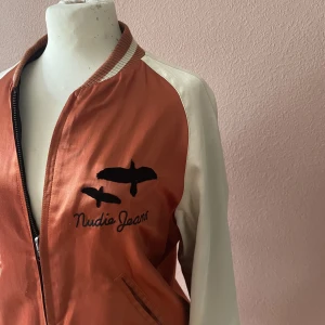 Nudie jacka - Kanske Nudie Jeans snyggaste jacka ever. Reversible så det är två jackor i en, sparsamt använd! Går att få fler bilder om så önskas 😊