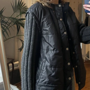 Snygg svart jacka - Svarta jacka med stickade ärmar! Väldigt varm och i mycket bra skick!