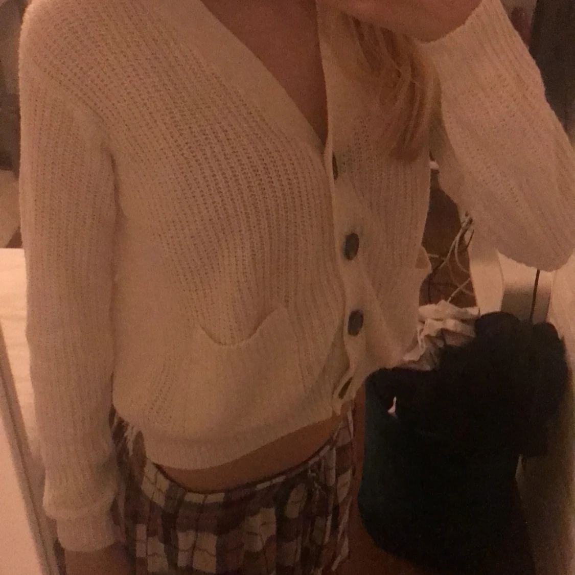 Vit stickad tröja med knappar  - 90