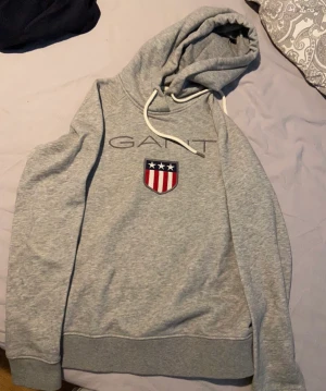 Gant tröjor  - Två gantröjor i nyskick, en för 250kr eller båda för 430kr (frakt för en 69) (frakt för två 140kr) blå är strl M och gråa är strl XS