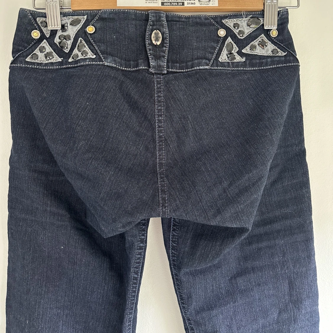 Lågmidjade jeans med detaljer  - 91