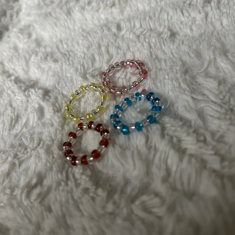 Hemmagjorda ringar🫶🏼det finns i färgerna brunt, rosa, blått och gult🤎💗💙💛2kr per ring + frakt❤️passar nästan alla storleken är S-M men tråden är töjbar💗. Asusteet.