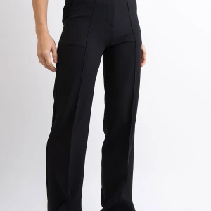 Kostymbyxor madlady  - Jätte fina kostymbyxor i bra skick, inte så mycket använda säljer för dom är för långa på mig som är 166 (skriv för frågor eller funderingar och mer bilder)💕💕 Ny pris 600kr säljer för 300kr🥰 Storlek 34  