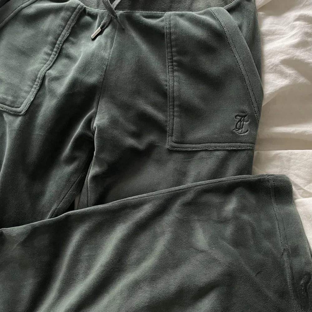 Hej! Säljer mina fina gröna juicy byxor i storlek S då de inte kommer till användning längre. ❣️Hör av er för frågor eller fler bilder. Gratis frakt. 650 kr. ❤️. Jeans & Byxor.