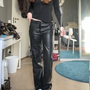 Skinnbyxor - Lågmidjqde skinnbyxor köpta secondhand! Coola men kommer inte till användning💓