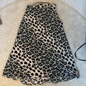 Zara kjol - Snygg leopardkjol från zara i strl s. Säljes då den ej används