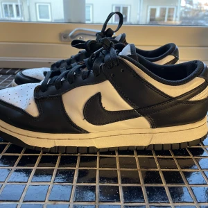 Nike Dunks Low Panda - Äkta Nike Dunks Low  Storlek: 43  Condition: 7/10  Inköpt för: 2800kr