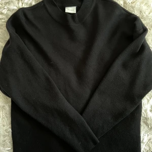 Stickad svart tröja  - Stickad svart tröja i fint/tjockt material. Storlek xs 200kr😊