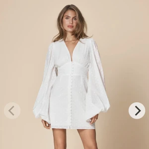 Adoore klänning - Säljer nu min fina adoore klänning som är använd endast 1 gång, storlek 36. Tryck ej på köp nu!