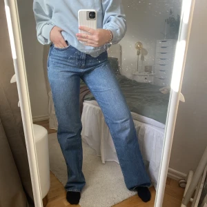Mörkblå jeans - Såååå snygga högmidjade jeans från zara! Använda få antal gånger🫶🏼 köparen står för frakten som kostar 66kr!