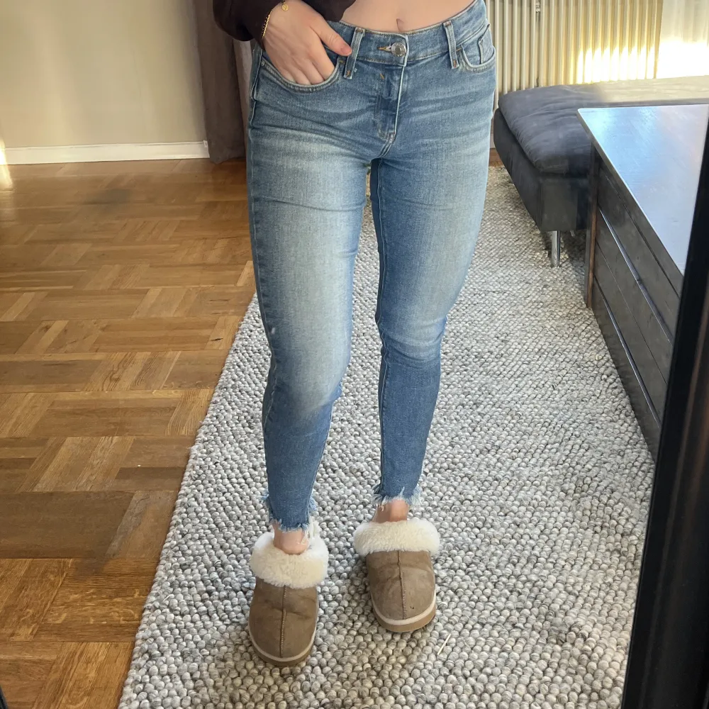 Midwaist jeans från river island med slitningar nertill, super stretchiga och skönt material! Storlek 34. Jeans & Byxor.