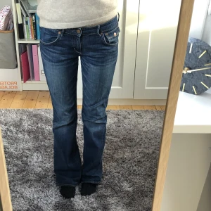 Jeans - Så fina jeans köpta här på plick. Aldrig använt för att de är för stora. Jättebra skick, som nya☺️