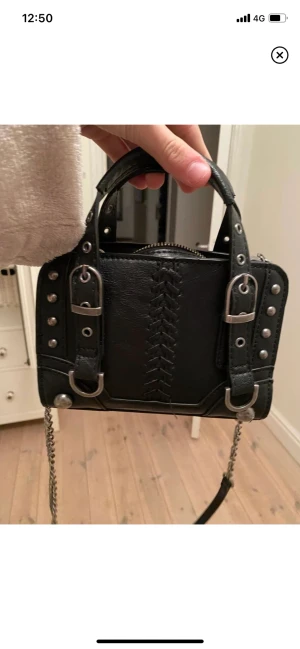 Zara väska - Säljer denna super fina väska från zara aldrig använd alltså i nyskick. Köpt för 400 säljer för endast 250💕