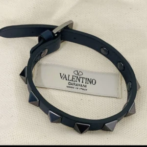 Valentino armband  - Säljer nu mitt valentino armband eller byter mot ett svart jätte fint skick kvitto finns kvar påsse å box mä 