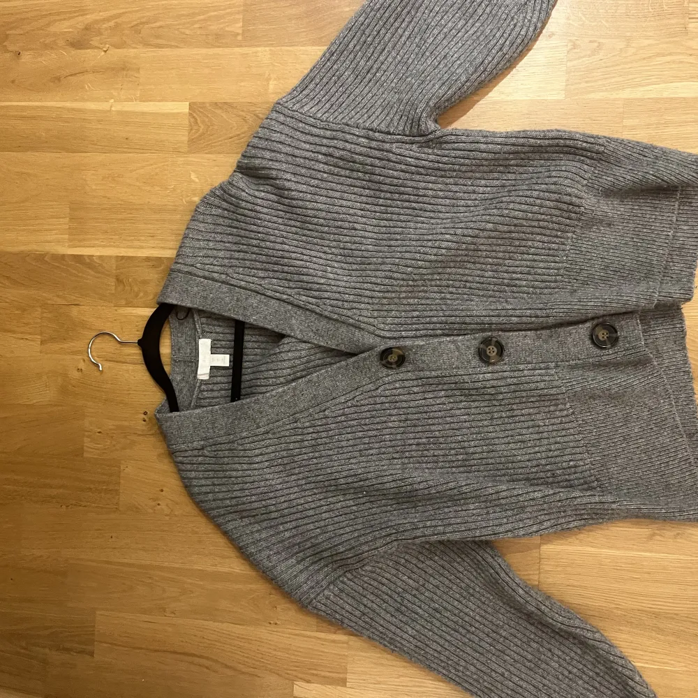 Skön stickad grå sweater som går att knäppa upp med knappar har inte använt mycket 2.5 år gammal. Stickat.