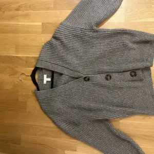 Skön stickad grå sweater som går att knäppa upp med knappar har inte använt mycket 2.5 år gammal