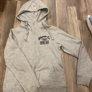 Grå tröja - Grå tröja. Skriv för frågor och bilder🌸