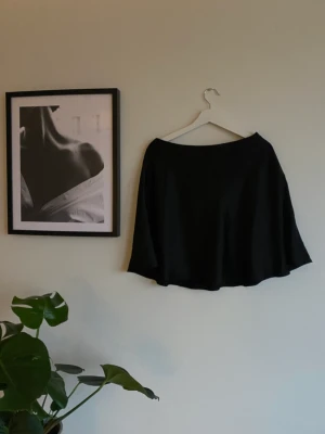 Satinkjol  - Svart kort satinkjol🖤  Köparen står för frakten 