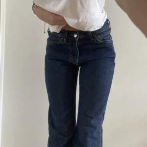 Lågmidjade jeans med raka ben, mörkblå tvätt. Från bikbok i storlek 25/32, använda få gånger och i jättefint skick! Köpare står för frakt