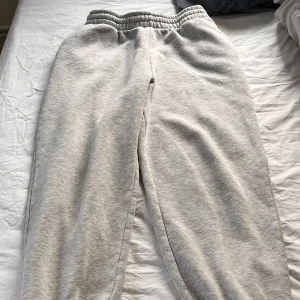 Mjukis byxor  - Jättebekväma mjukis byxor från Bikbok. Det är använda ett par gånger men fortfarande jättemjuka. Älskar dessa byxor men har tyvärr blivit för små🥲 Men de är i fint skick!💗 (Swisha för frakt)