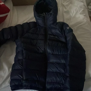 Peak jacka - Ny peak jacka inga skador säljer den pga fel storlek och söker ny jacka. Om du är intresserad så skriv till mig! Pris går att diskuteras. Köpte den själv för 2 500