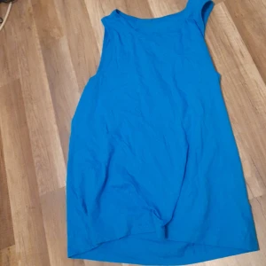 Linne - Första och sista är två linnen storlek L T-shirt har storlek XL