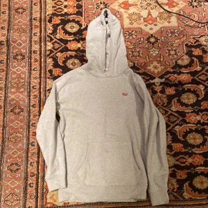 Levi’s Hoodie - Levi's hoodie. Storlek S och har en mycket bra passform. Passar till alla färger. Bärs några gånger men är i ett 10/10 skick. Inga fläckar och inga revor. Meddela mig för att prata om priset :)