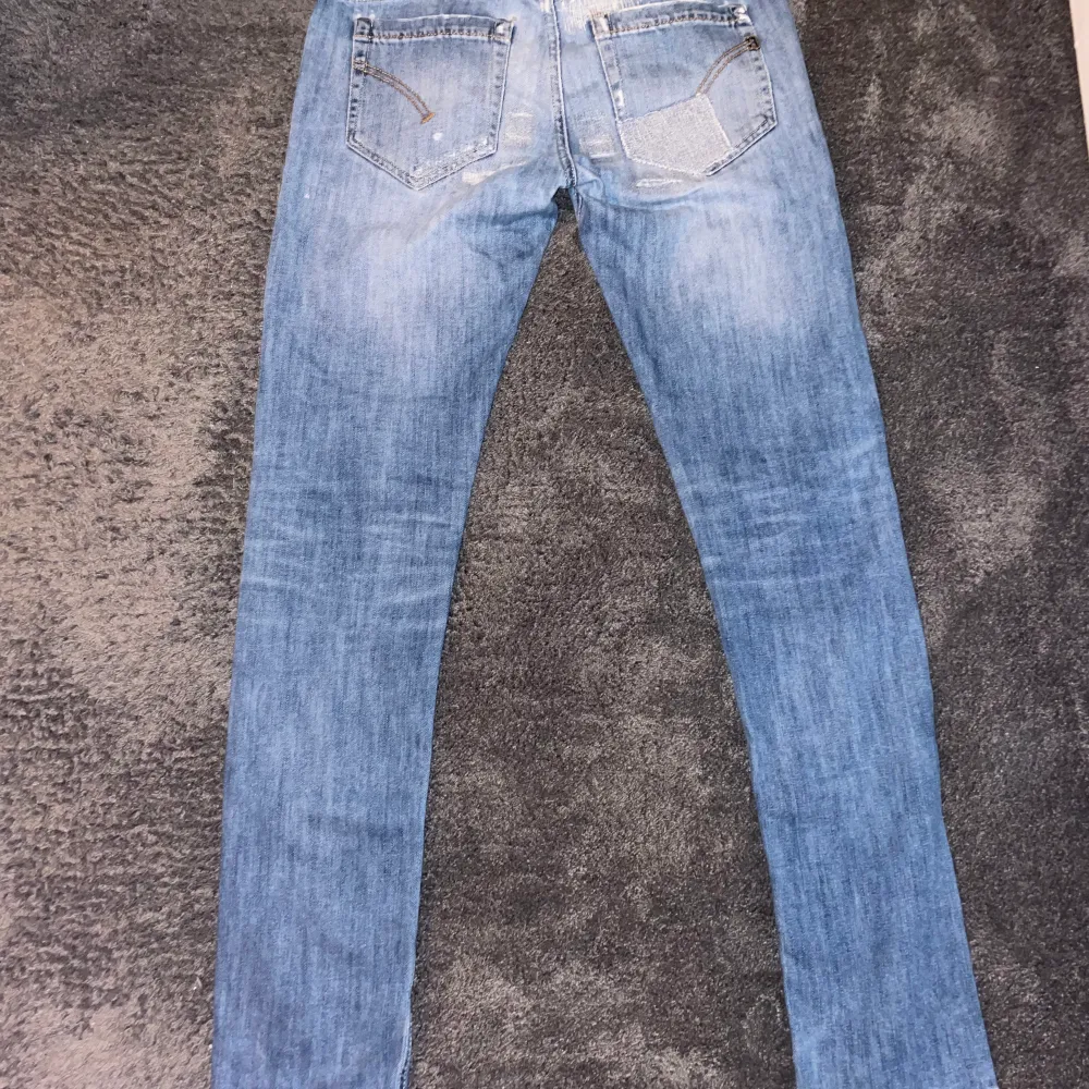 Blåa dondup jeans i storlek 31, bra skick på brallorna, säljer för 350 kr pris går att diskutera. Jeans & Byxor.