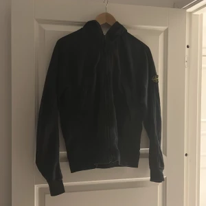 Ja  - Det är det är en Stone island kofta storlek s 