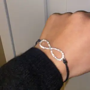 Ett super fint silver armband med en infiniti logga. Den går att justera i olika storlekar. Köparen står för frakten, inga returer. ☺️