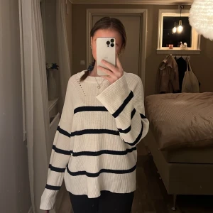 Randig tröja - Jag säljer denna superfina randiga tröjan i storlek M ifrån Kappahl❤️‍🔥 Den är 10/10 i skick!