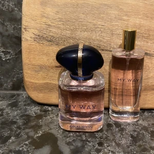 My Way Giorgio Armani - Säljer parfymen My Way av Giorgio Armani, då jag fick den i julklapp och tyvärr inte känner att den passar mig. Den är helt oanvänd. En 30 ml och en 15 ml (t.ex att ha i väskan). Jag har tyvärr inte kvar originalförpackningen. 